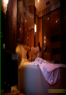 C仔高级会所带你走进天上人间第2部性感高挑的黑丝混血美女跳钢管舞时就被大鸡巴插进去边干边跳,战斗力真强各种姿势狂操,干的美女说:你射给我吧!