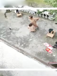 风骚的大姐勾搭两个院里乘凉的大爷玩起了3P,小院里脱光轮流伺候两大叔