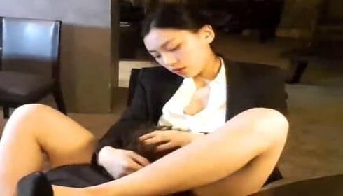 国际名媛刘玥扮演经理惩罚迟到的男员工!